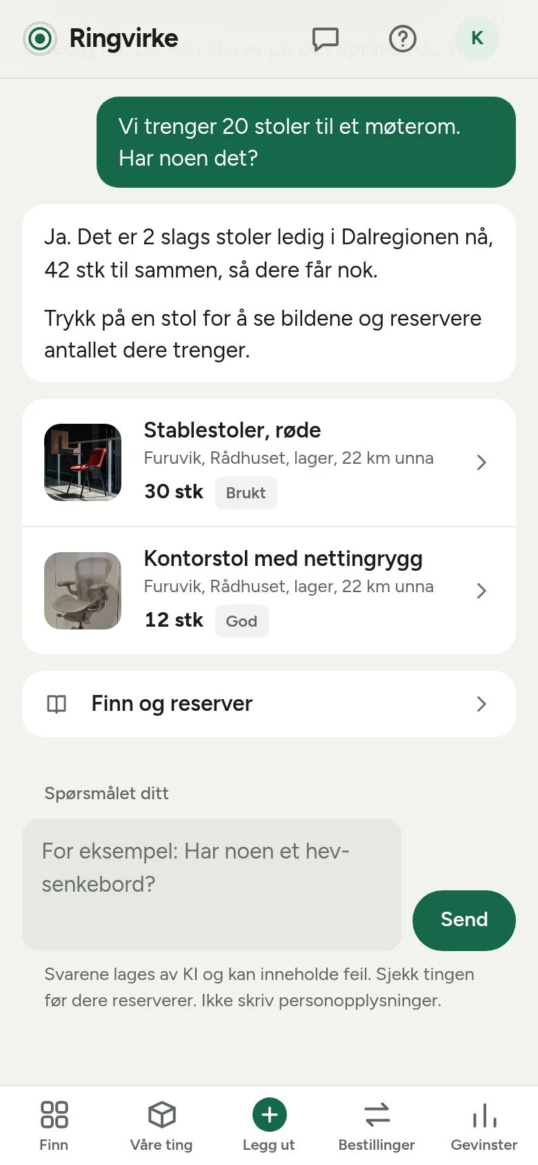 Assistenten på mobil. Spørsmålet «Vi trenger 20 stoler til et møterom. Har noen det?» er besvart med to ledige stoltyper fra en nabokommune, med bilde, antall og avstand.